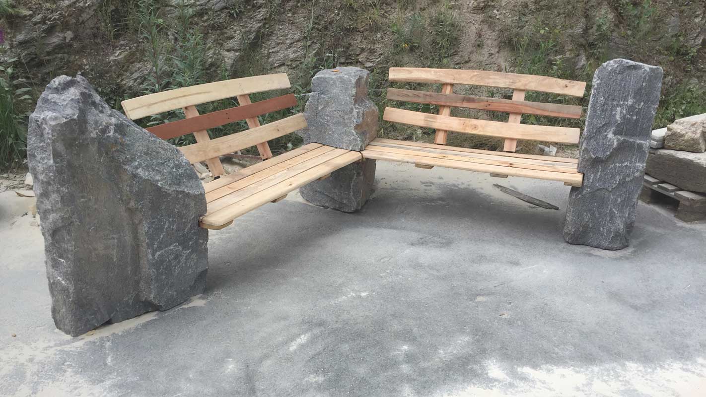 Sitzbank aus Stein