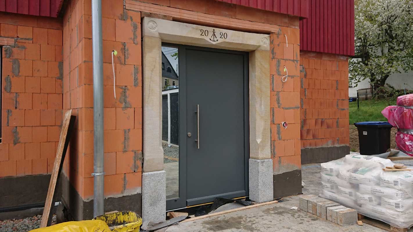 Türgewände aus Sandstein mit Relief