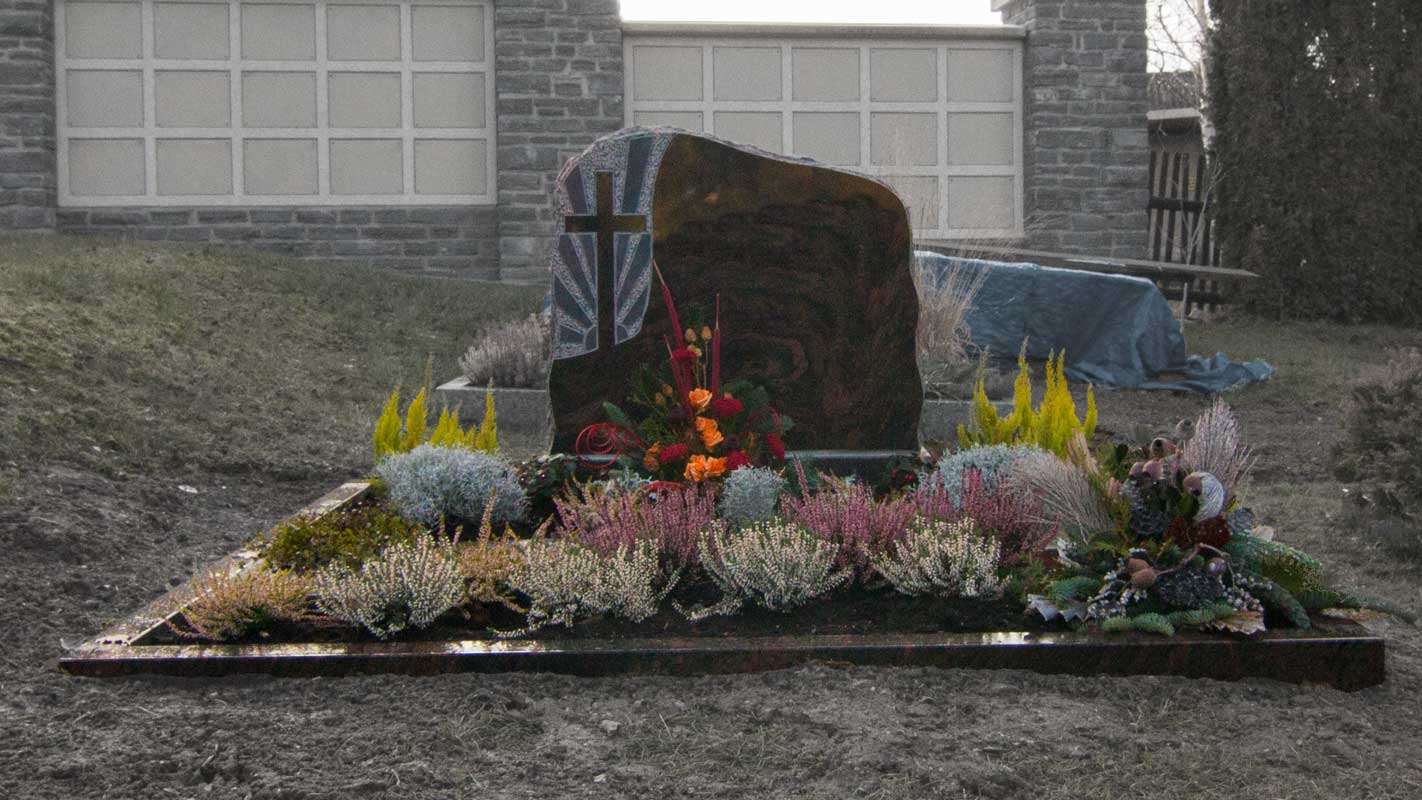 Felsgrabstein mit Ornament