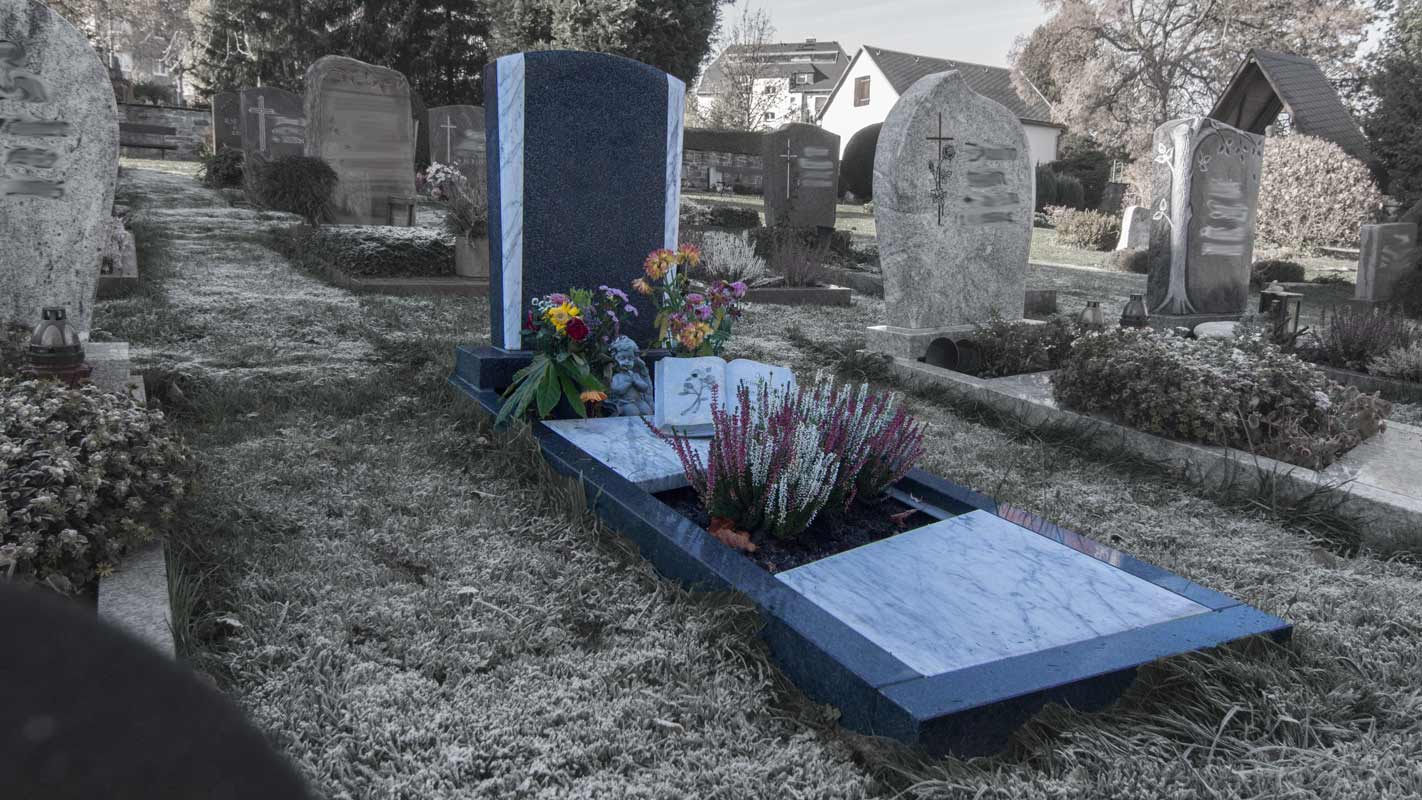 Einfassung mit Marmorabdeckung