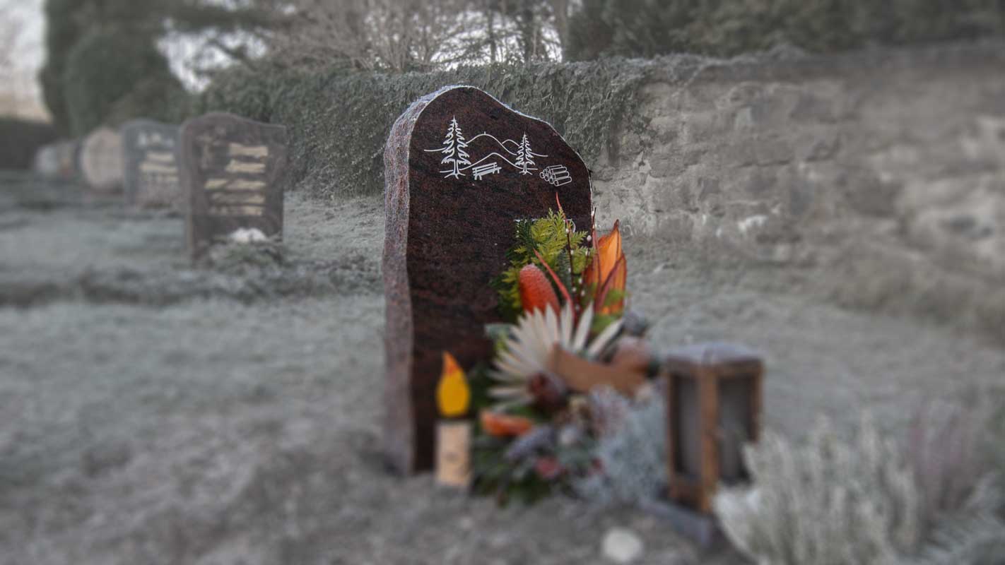 Bergrelief mit Pausenbank