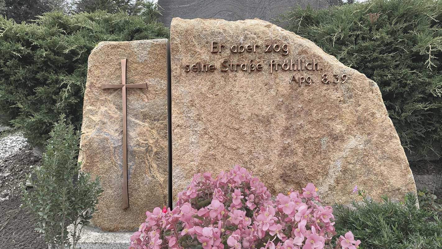 Felsen mit Bronceschrift