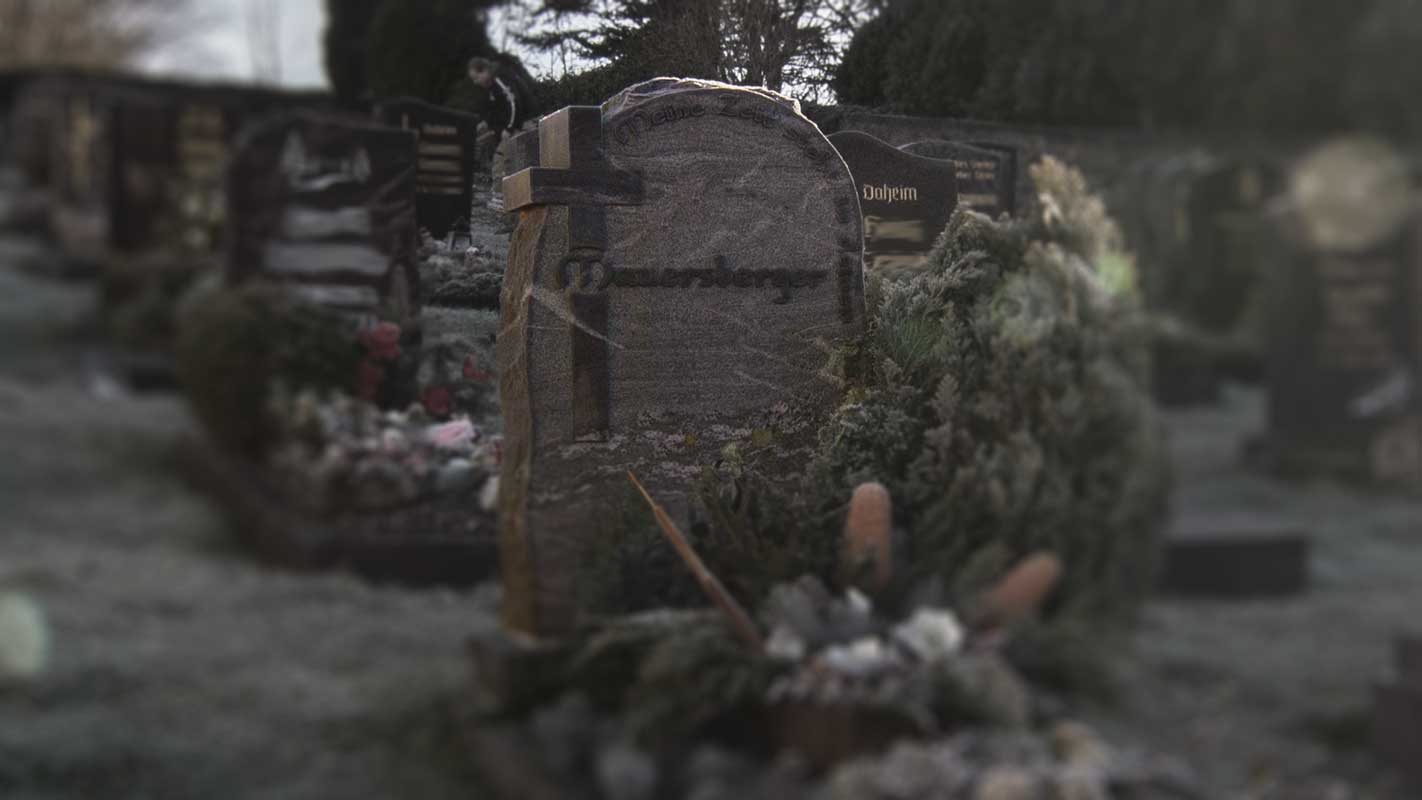 Grabmal mit erhabener Schrift