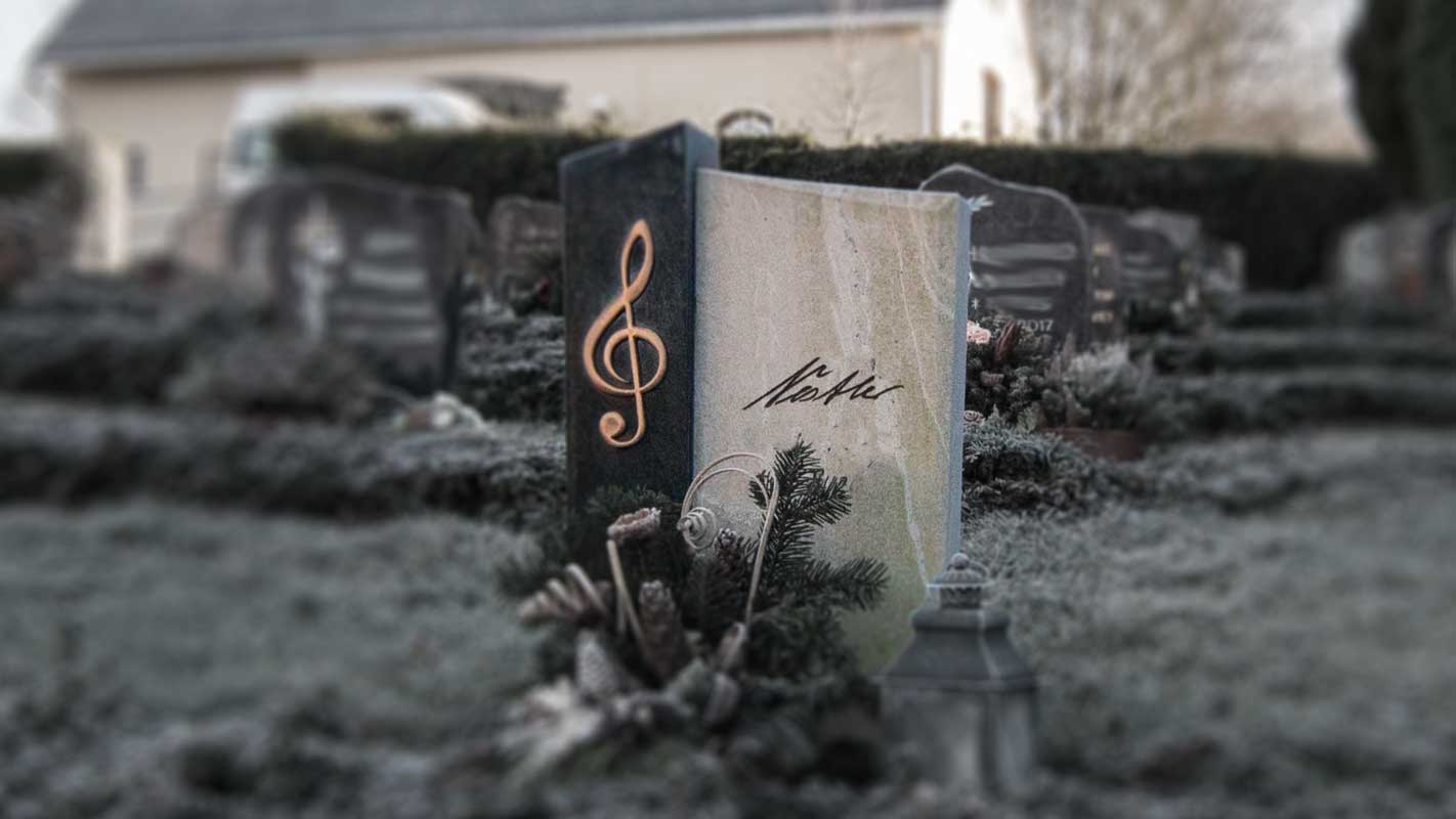 Handschriftflicher Namenszug auf Grabstein