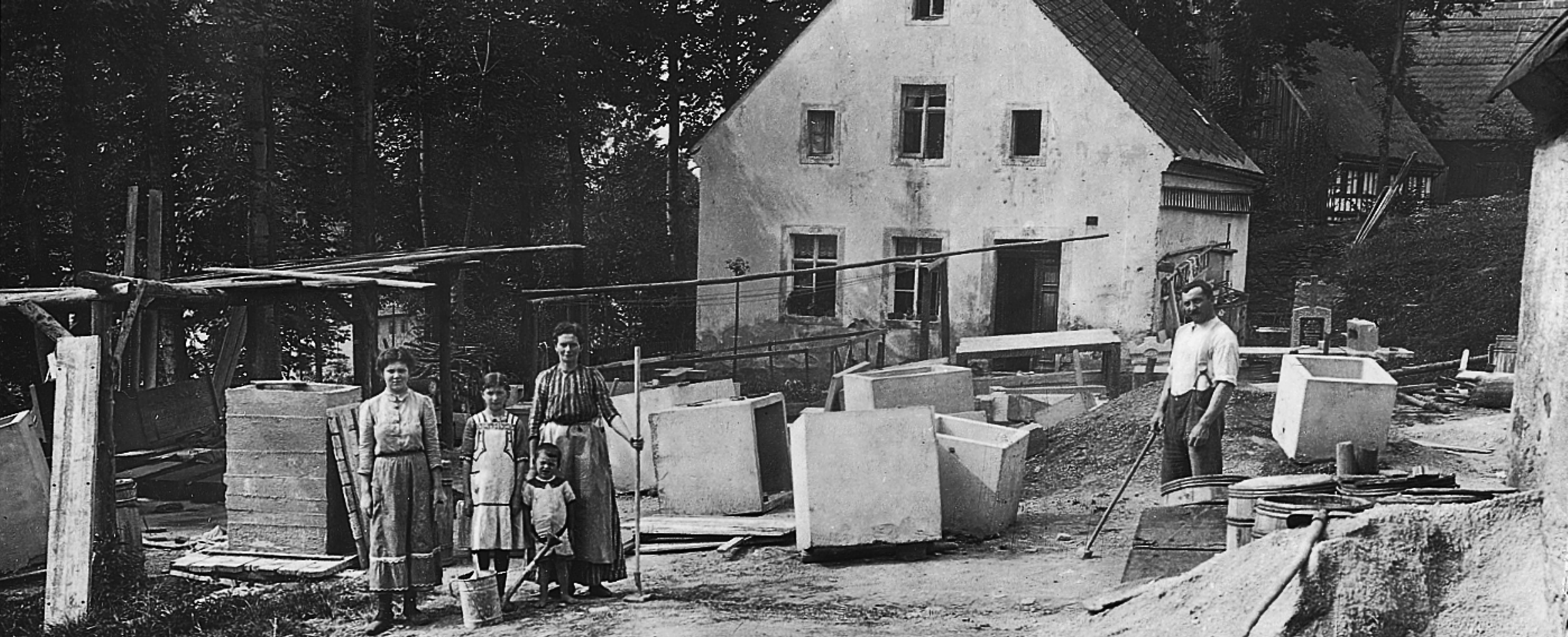 Erstes Firmenfoto der Steinmetzwerkstatt Wagler