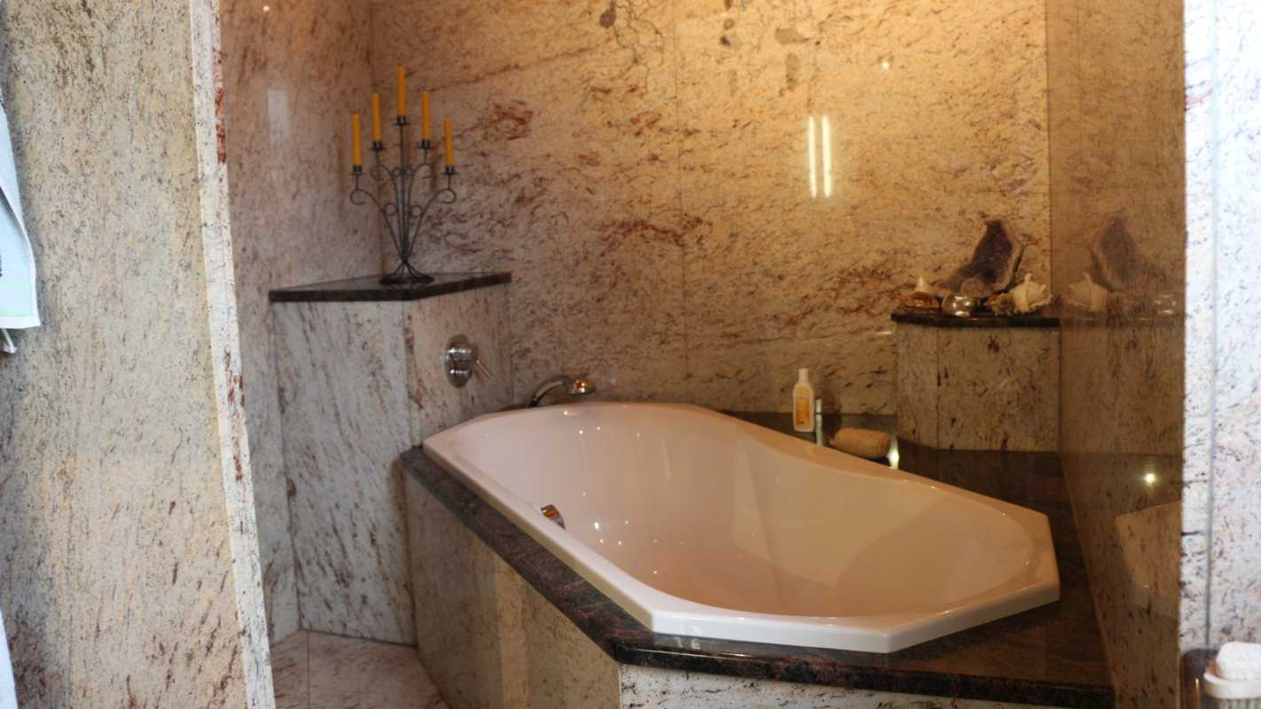 Nassbereich aus Naturstein