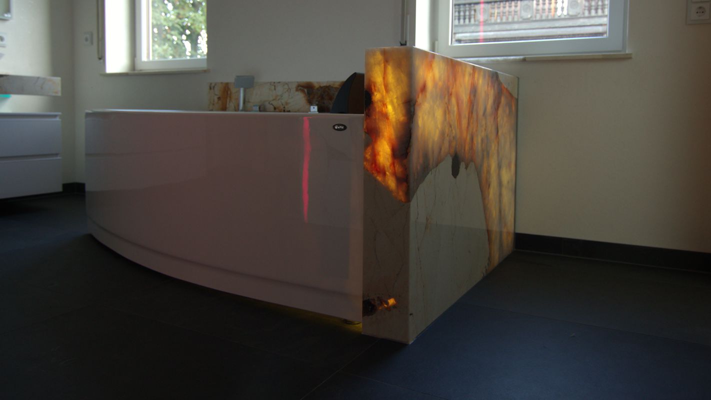 Badewannenverkleidung aus Naturstein