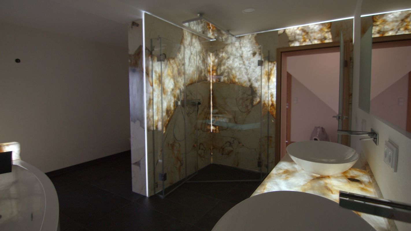 Duschrückwand aus Naturstein