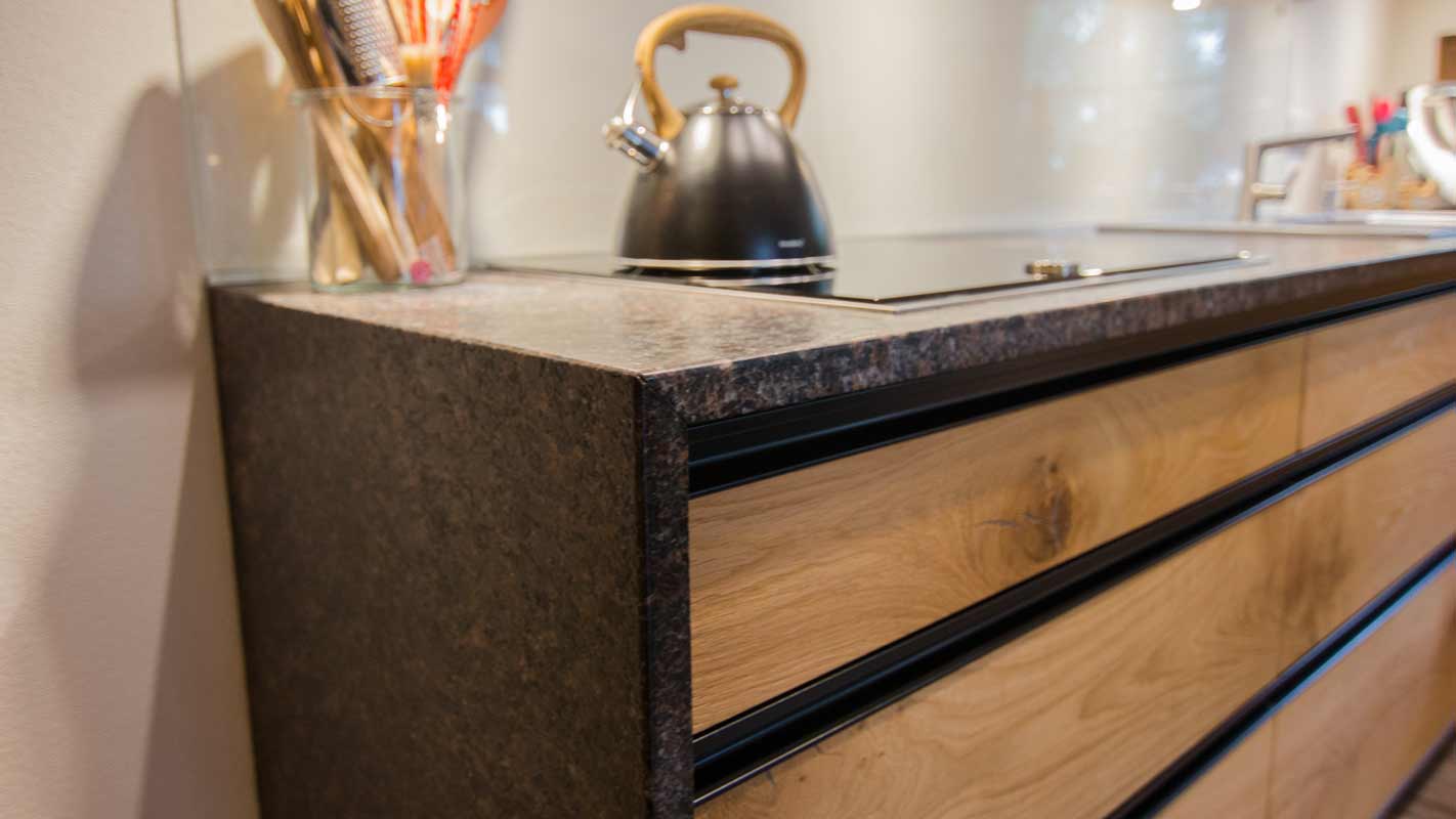 Naturstein auf Gehrung kleben