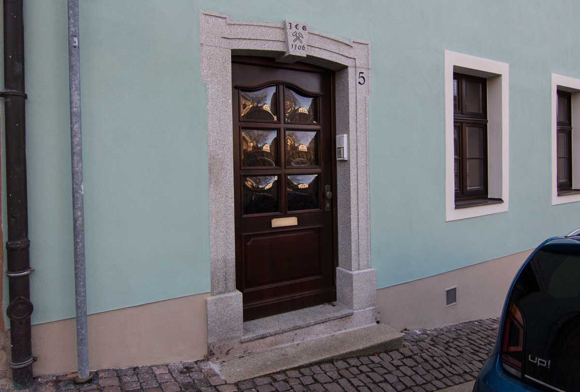 Wiederhergestelltes Granittürgewände