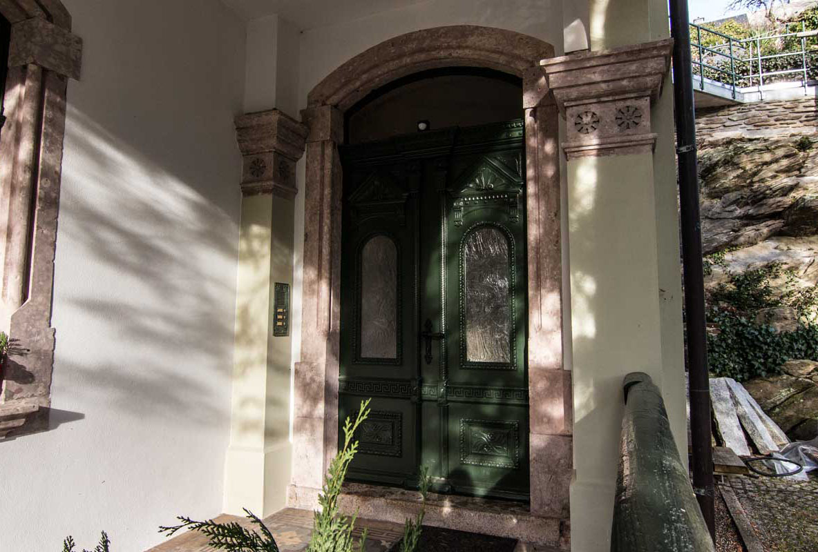 Restauriertes Tür-/Fenstergewände