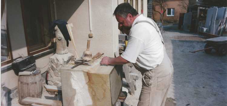 Meister bei hauen von Gesimmsstück