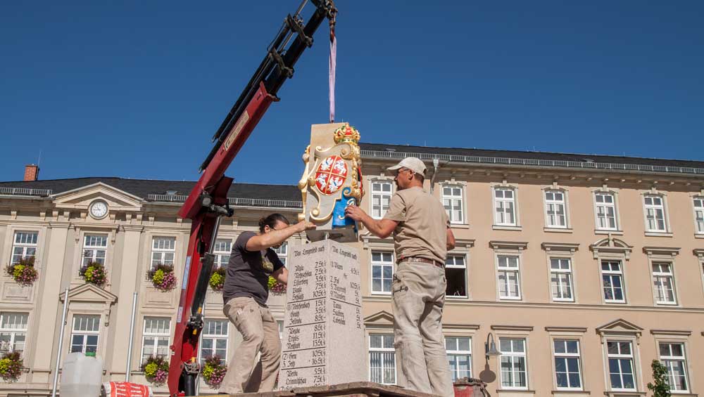 Aufstellen einer Postmeilensäule