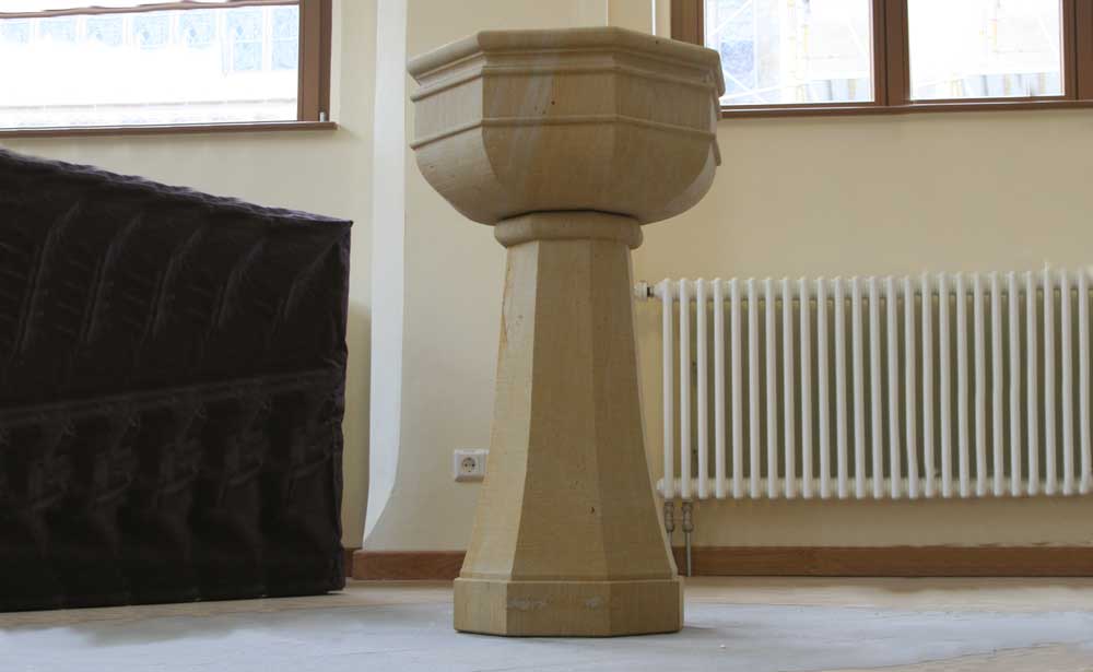 Taufstein aus Stein