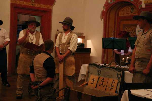 Schlagen eines Dieners zum Gesellen